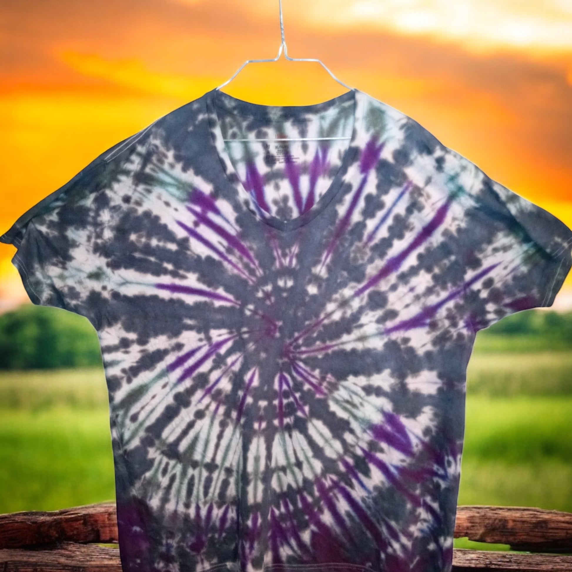 V-neck t-shirt size exlg